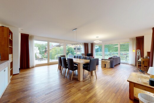 salon / salle à manger avec inside property, sol en finition bois, wood finish floor, lumière naturelle, et natural light