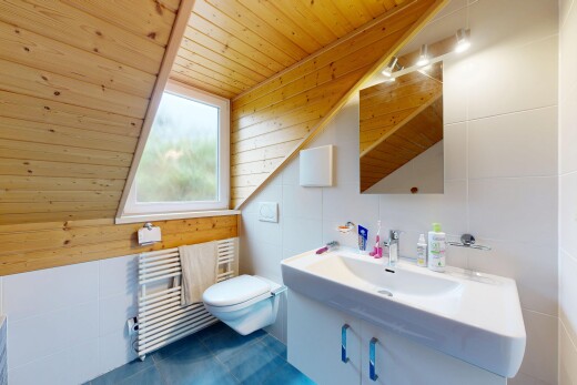 salle de bains avec chauffe-serviettes, inside property, miroir, dark floor, et lavabo (ou coiffeuse selon le contexte)