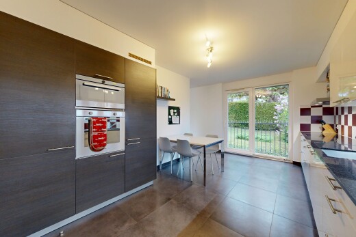 cuisine avec dark floor, four, armoires à panneau plat, flat panel cabinets, et inside property