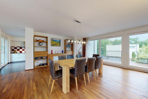salle à manger avec inside property, lumière naturelle, natural light, sol en finition bois, et wood finish floor