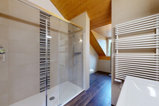 salle de bains avec chauffe-serviettes, radiateur, douche, salle de bain complète, et plafond en bois