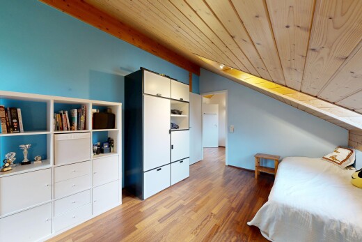 chambre avec drywall, cloison sèche, wood ceiling, plafond en bois, et wood finish floor