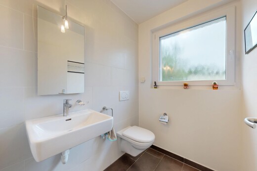 salle de bains avec inside property, toilette, lumière naturelle, natural light, et évier