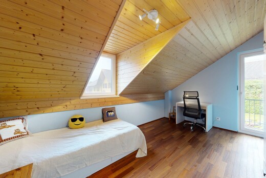 chambre avec wood ceiling, plafond en bois, pièce supplémentaire, low ceiling, et plafond bas