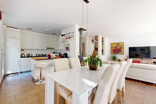 wohn- / esszimmer mit treppen, fernseher, light floor, drywall, und gipskartonwand