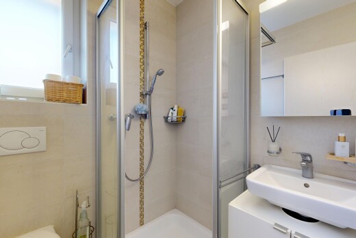 bad mit waschbecken, komplettes badezimmer, dusche, spiegel, und schminktisch