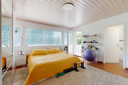 zimmer / schlafzimmer mit wood ceiling, holzdecke, inside property, natürliches licht, und drywall