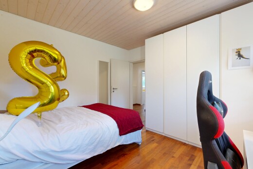 zimmer / schlafzimmer mit bürobereich, drywall, gipskartonwand, inside property, und wood finish floor