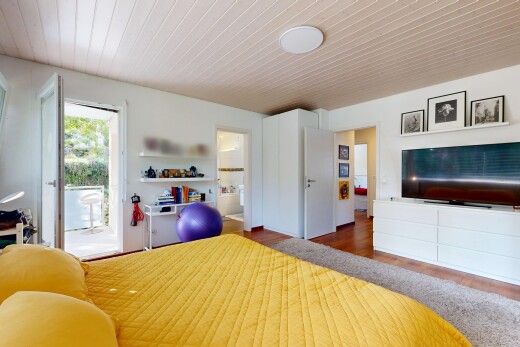 zimmer / schlafzimmer mit fernseher, außenzugang, inside property, drywall, und gipskartonwand
