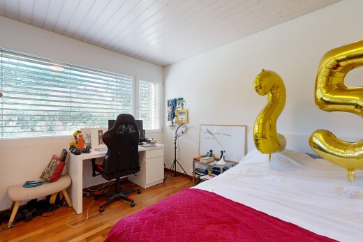 zimmer / schlafzimmer mit gipskartonwand, drywall, holzfußboden, wood finish floor, und inside property