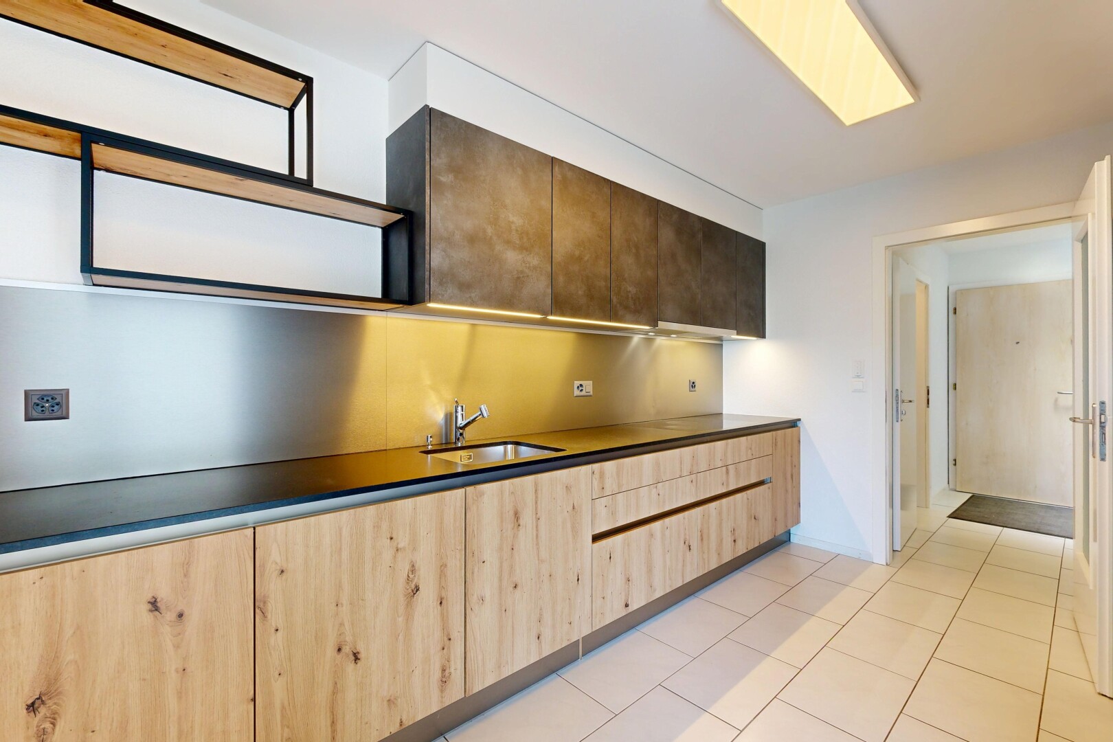 cuisine avec cloison sèche, drywall, inside property, light floor, et armoires à panneau plat