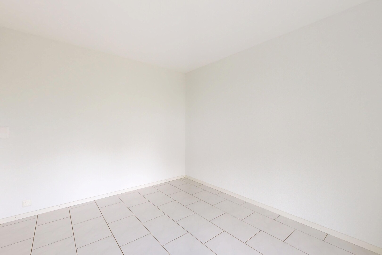 pièce vide avec cloison sèche, drywall, light floor, inside property, et plinthes murales