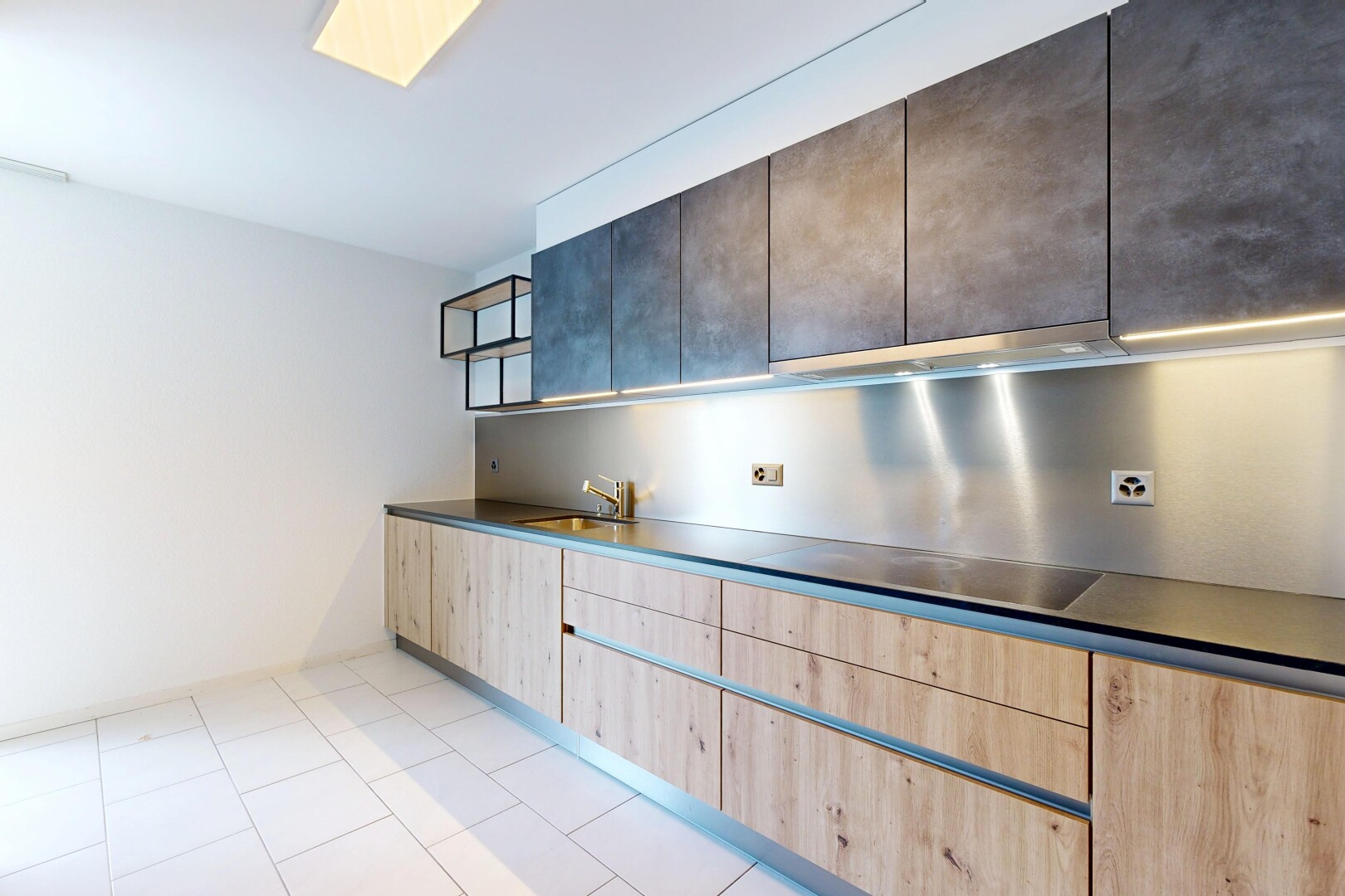 cuisine avec light floor, dark countertops, plans de travail, drywall, et cloison sèche