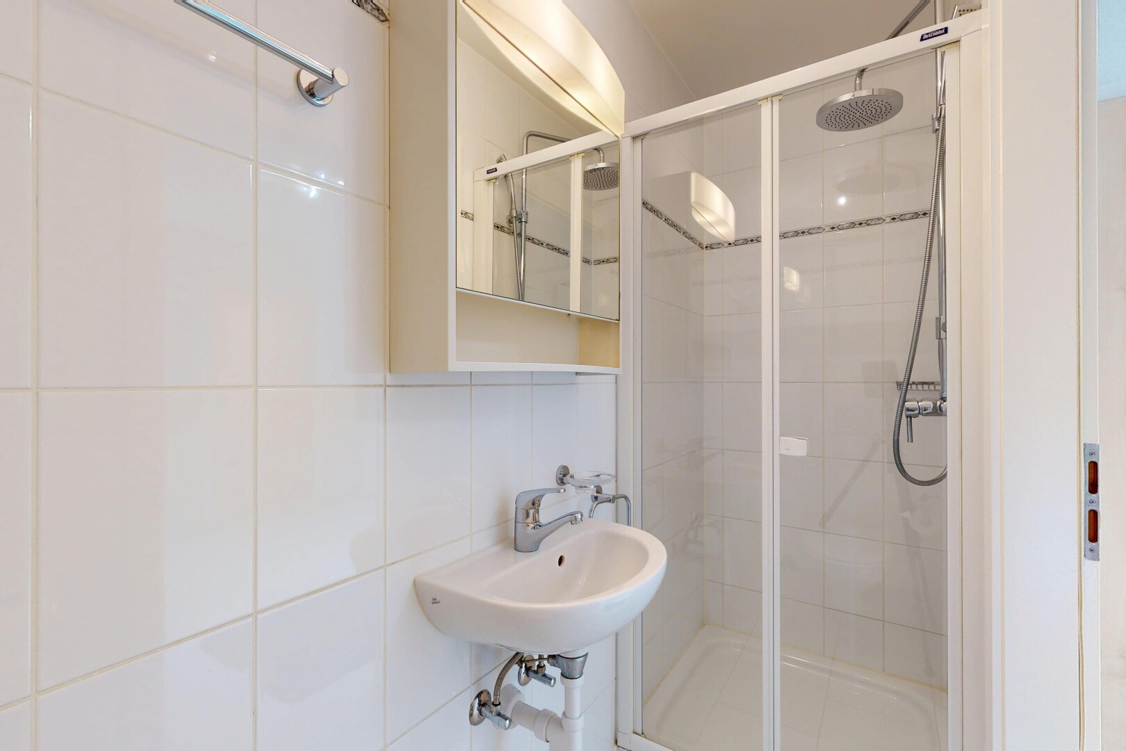 salle de bains avec douche, salle de bain complète, miroir, inside property, et évier