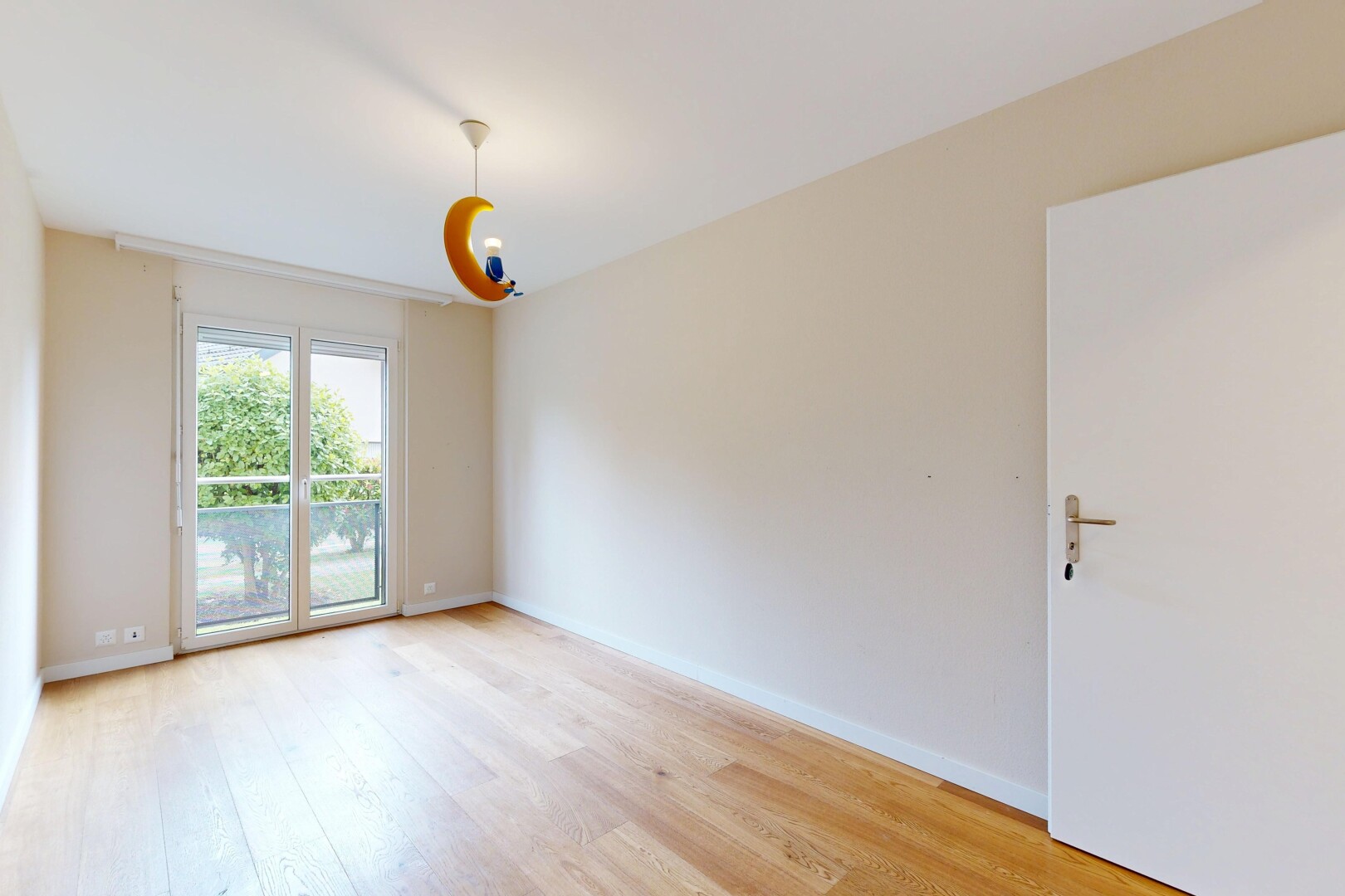 pièce vide avec inside property, drywall, cloison sèche, natural light, et lumière naturelle