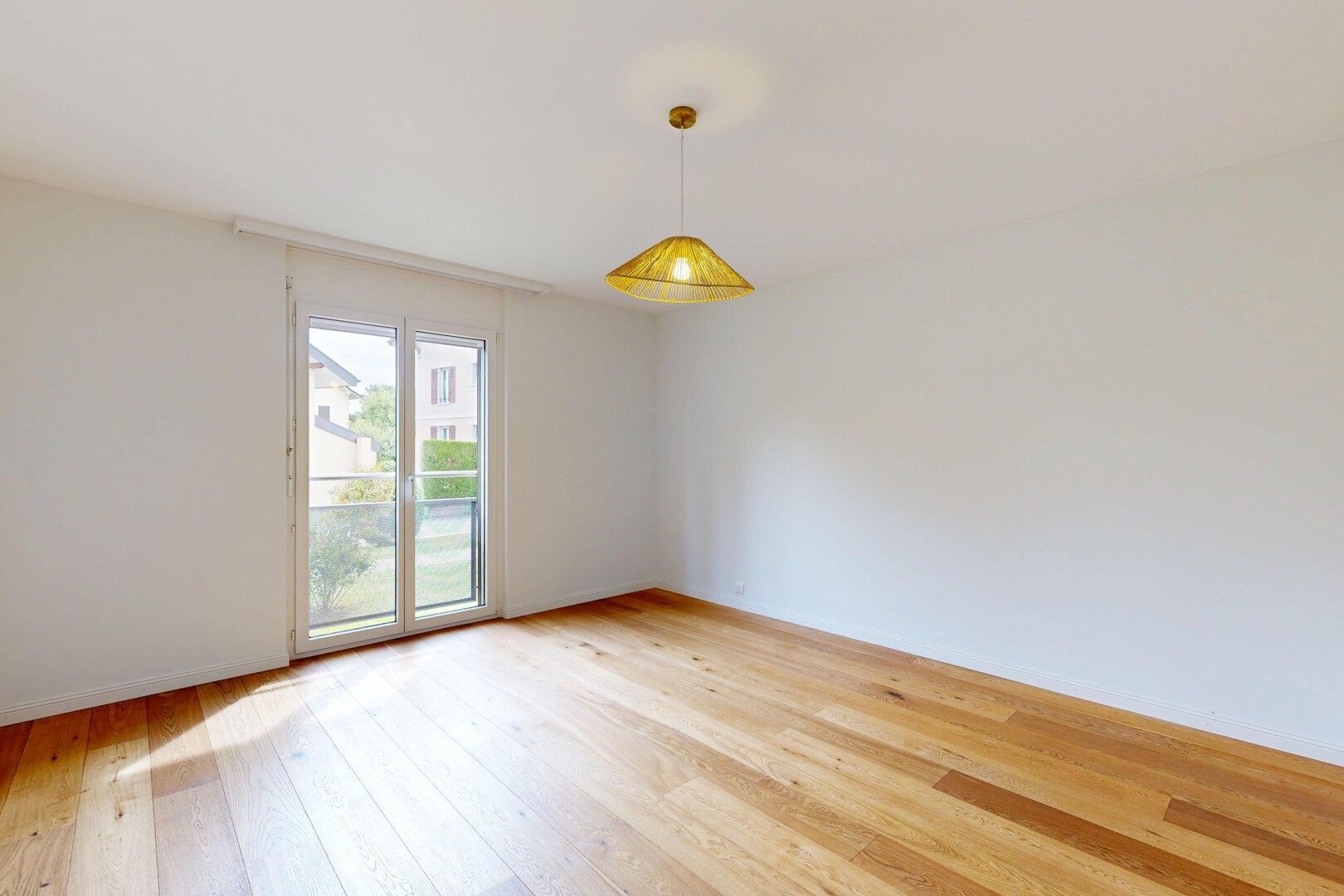 pièce vide avec sol en finition bois, wood finish floor, inside property, cloison sèche, et drywall