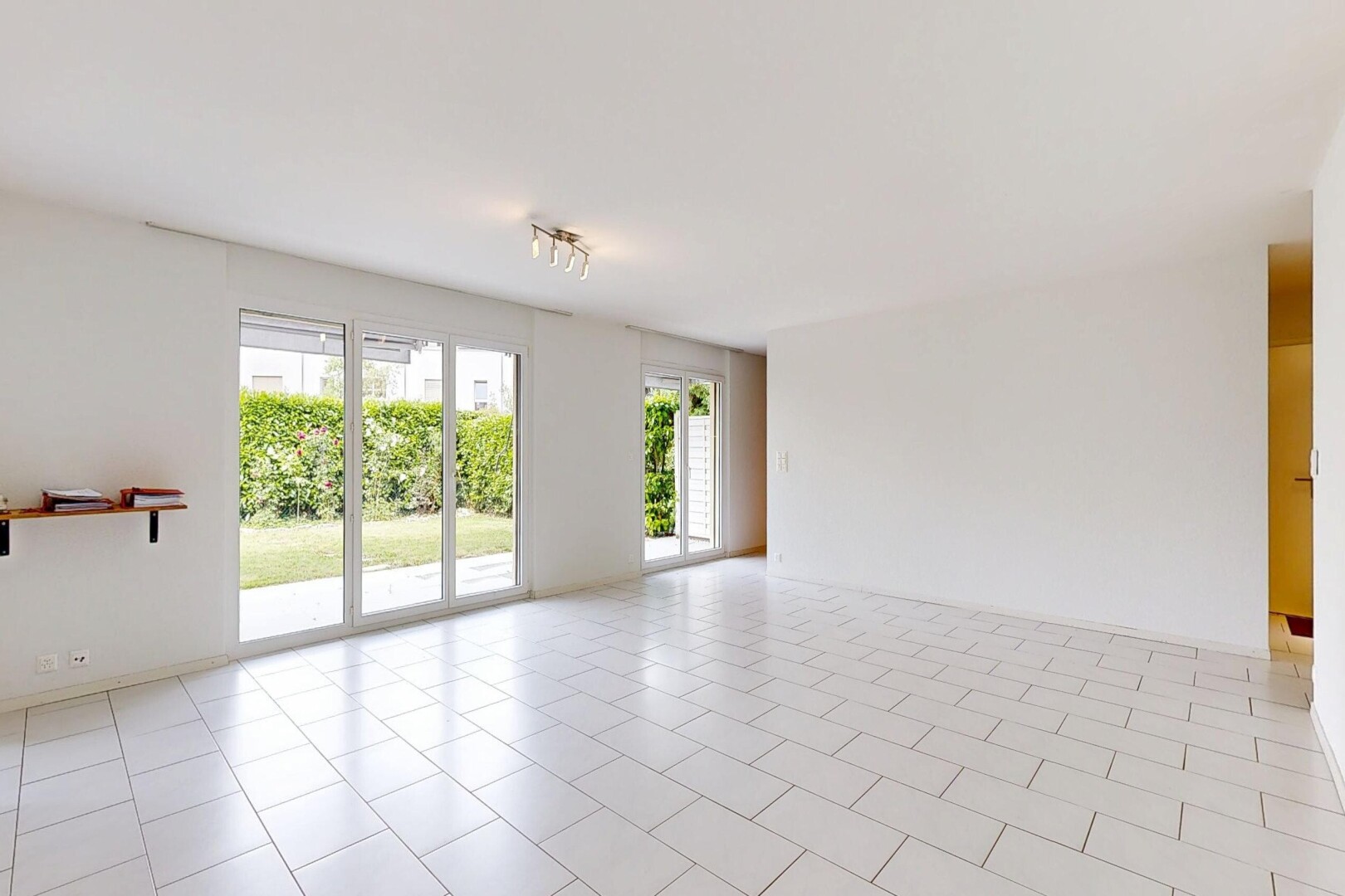 pièce vide avec light floor, cloison sèche, drywall, lumière naturelle, et natural light