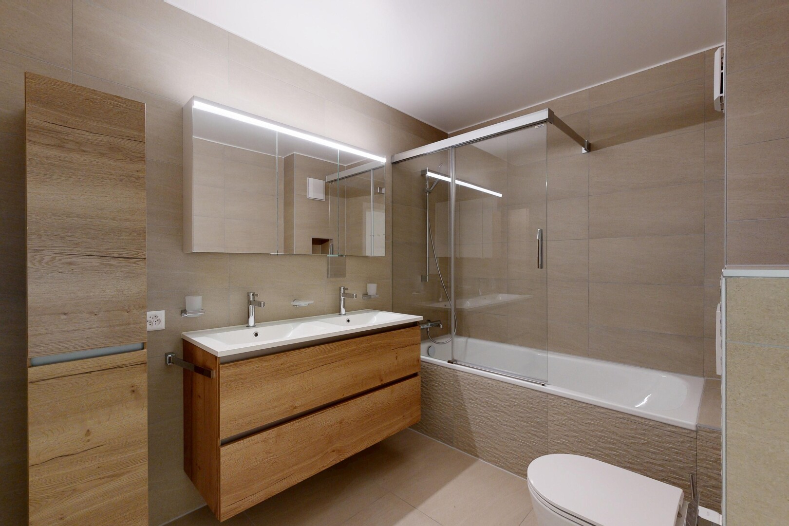 salle de bains avec double vasque, douche-bain combinés, salle de bain complète, miroir, et inside property