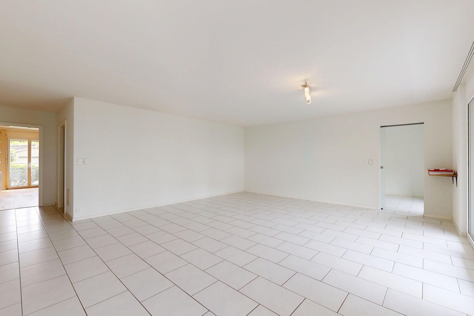 pièce vide avec inside property, light floor, natural light, lumière naturelle, et drywall