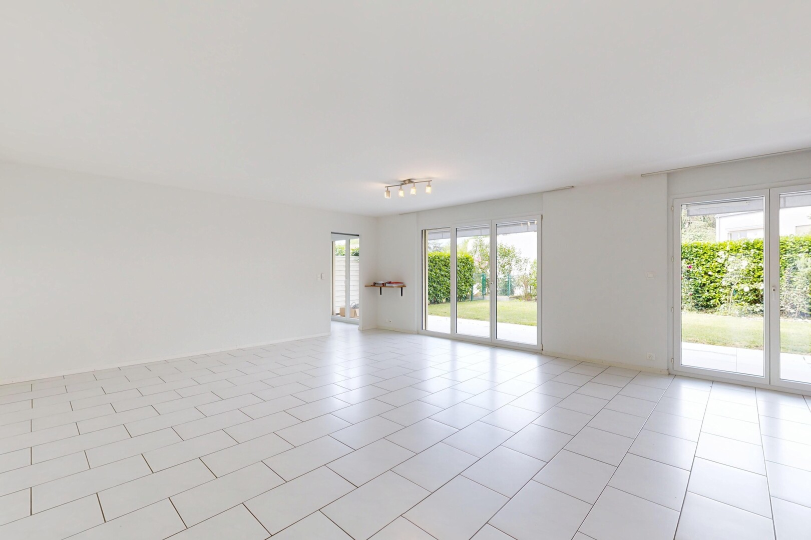 pièce vide avec drywall, cloison sèche, natural light, lumière naturelle, et inside property