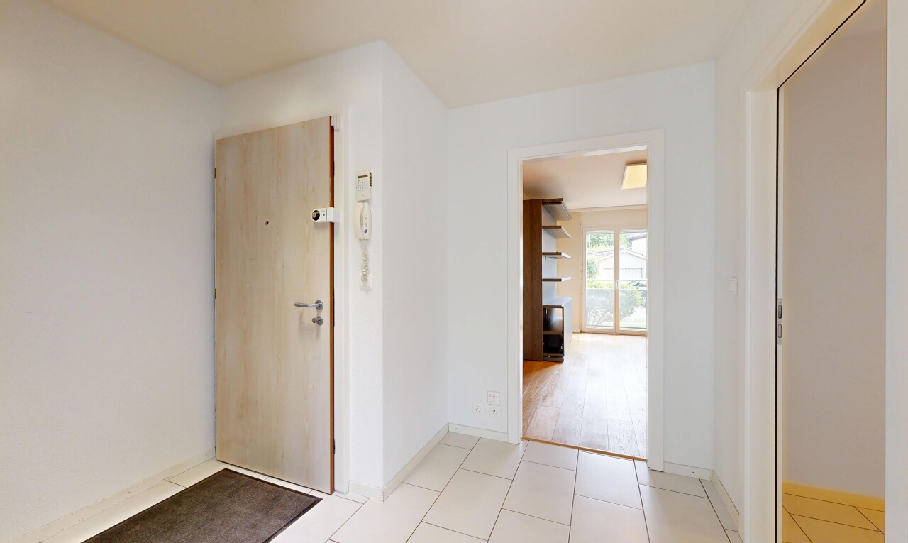 couloir avec drywall, cloison sèche, inside property, natural light, et lumière naturelle