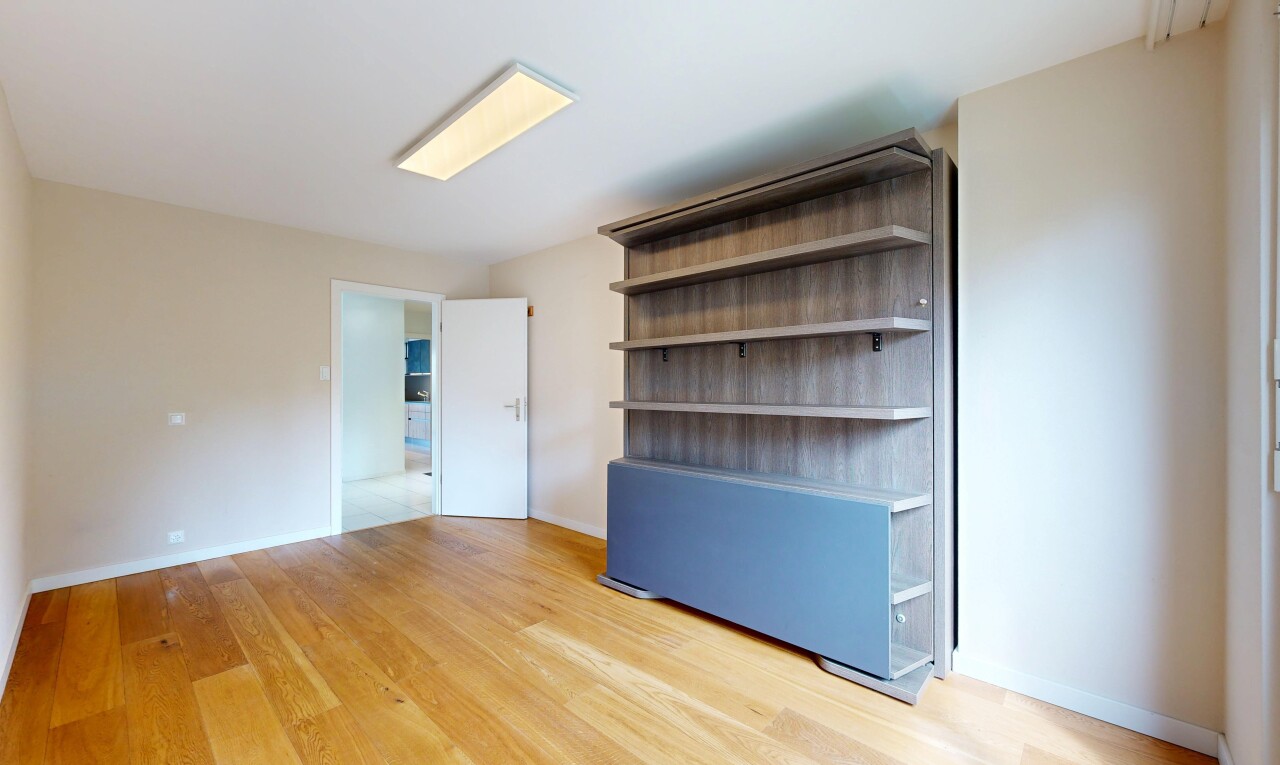 pièce vide avec light floor, inside property, wood finish floor, sol en finition bois, et drywall