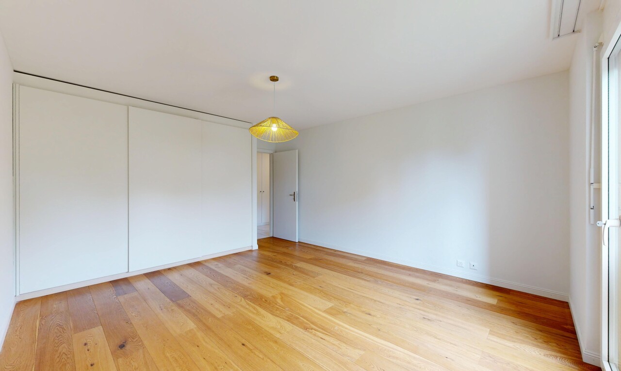 pièce vide avec wood finish floor, sol en finition bois, inside property, light floor, et drywall