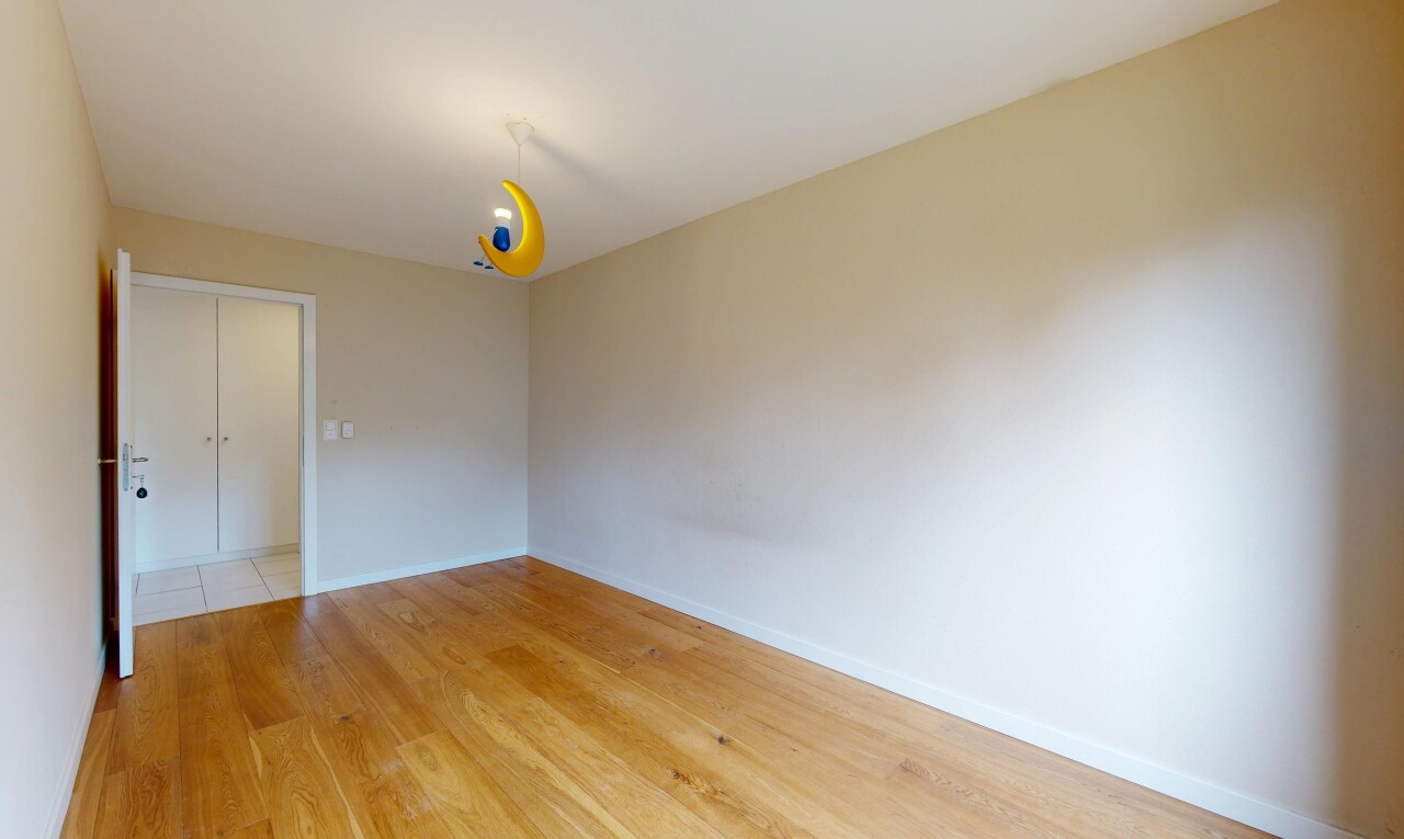 pièce vide avec light floor, inside property, plinthes murales, baseboards wall, et cloison sèche