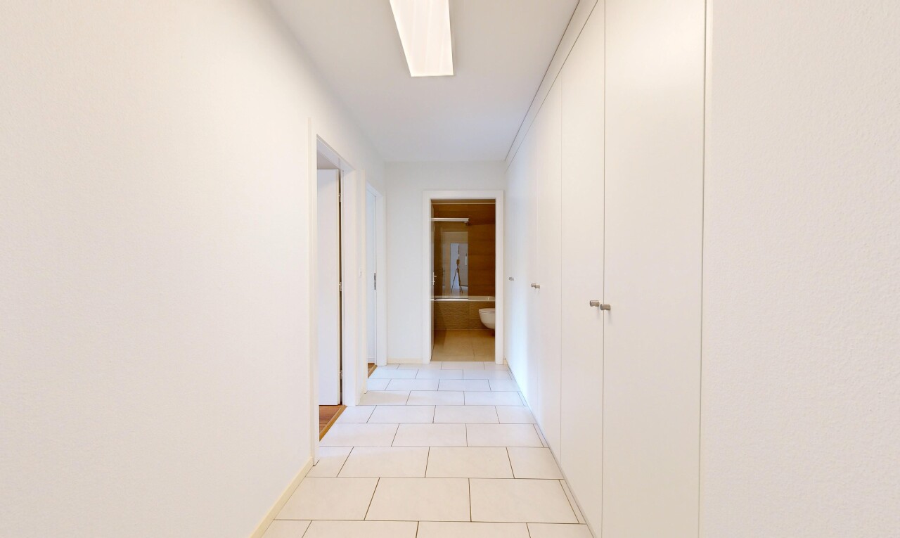 couloir avec light floor, tile floor, sol en carrelage, puits de lumière, et inside property