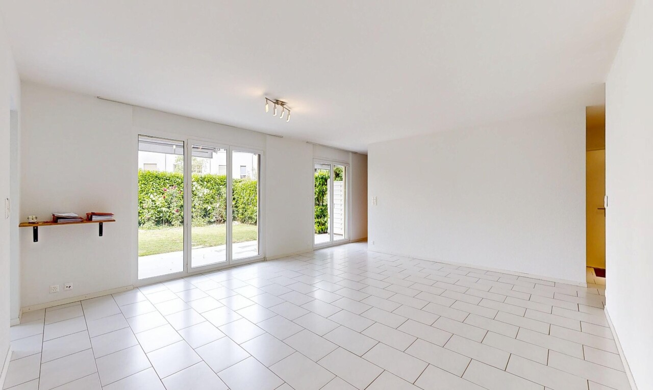 pièce vide avec light floor, cloison sèche, drywall, lumière naturelle, et natural light