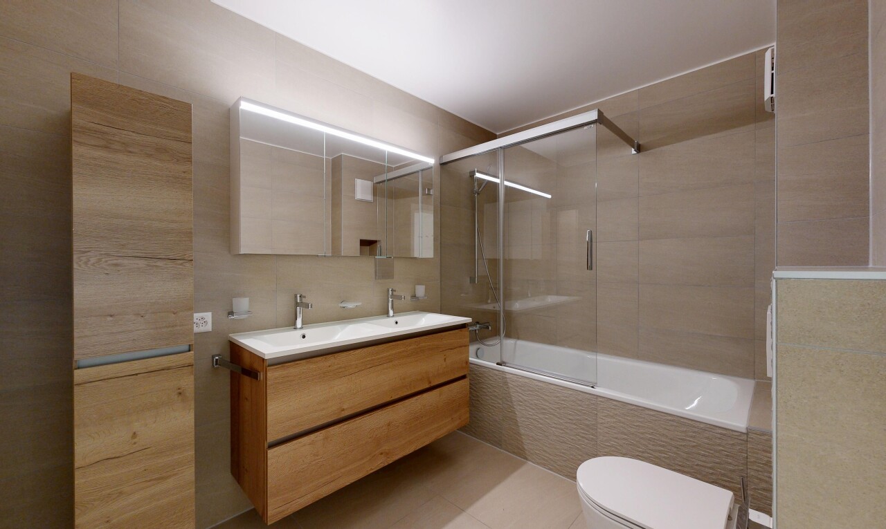 salle de bains avec double vasque, douche-bain combinés, salle de bain complète, miroir, et inside property
