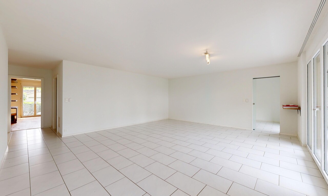 pièce vide avec inside property, light floor, natural light, lumière naturelle, et drywall
