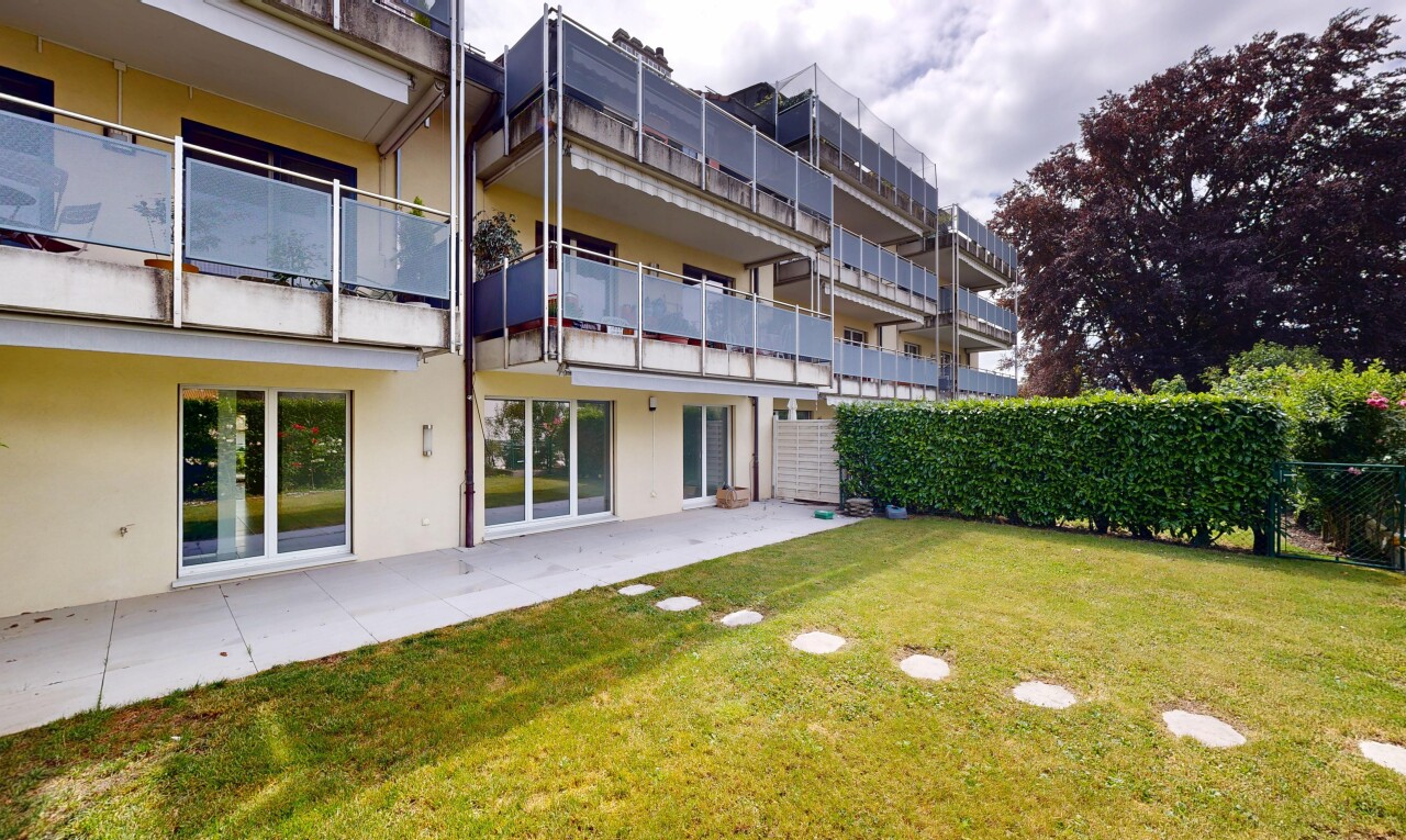 extérieur du bâtiment avec from community, vue sur le complexe d'appartements, et apartment complex view