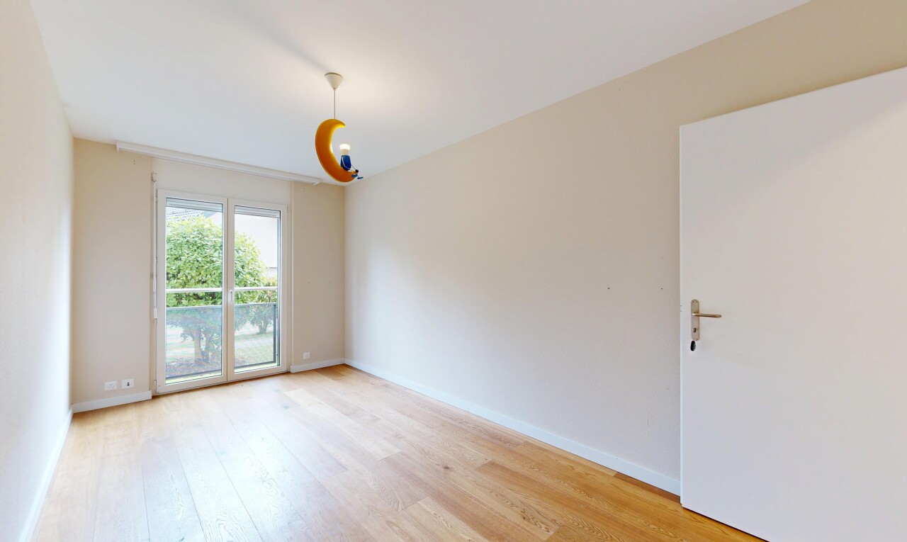 pièce vide avec inside property, drywall, cloison sèche, natural light, et lumière naturelle