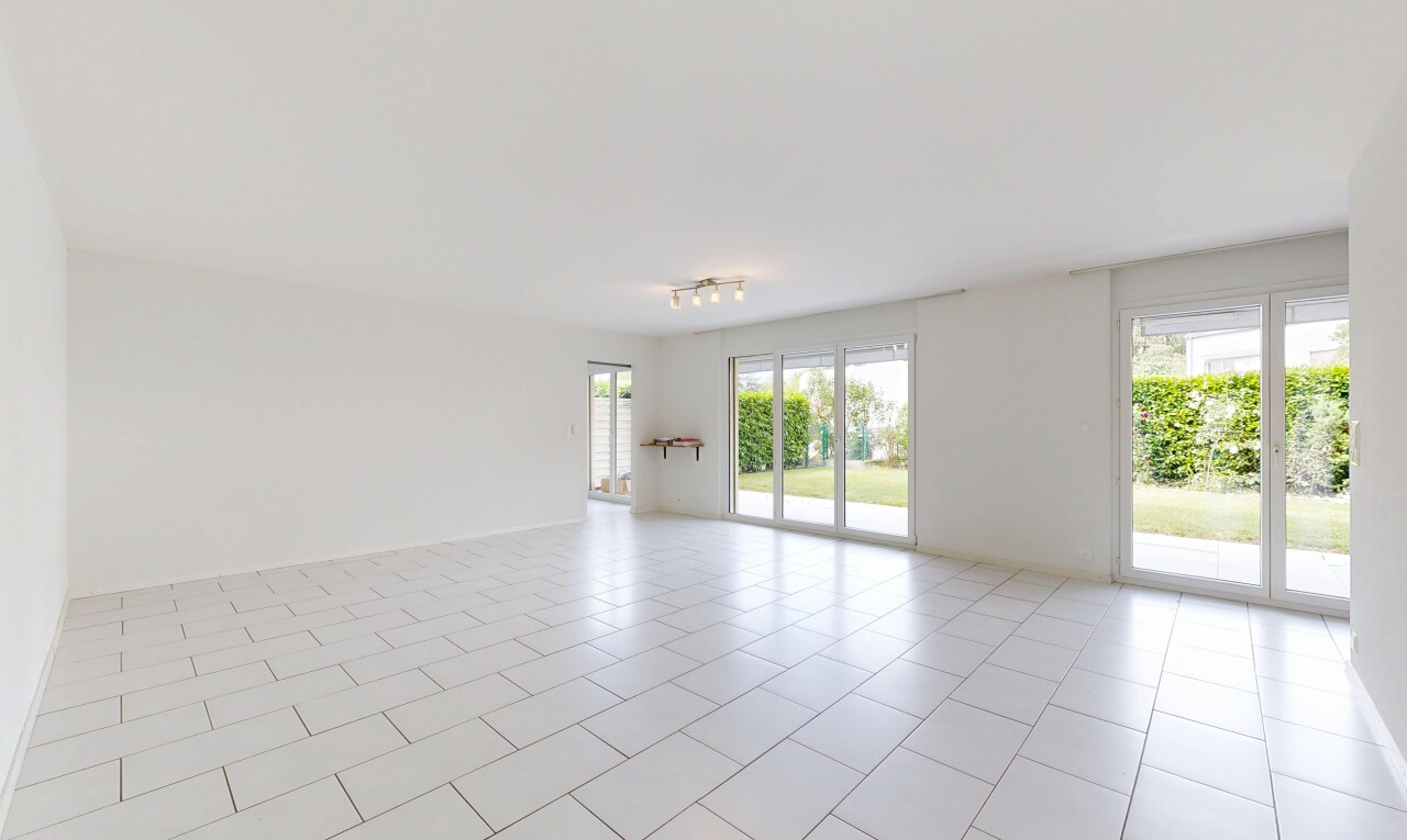 pièce vide avec drywall, cloison sèche, natural light, lumière naturelle, et inside property