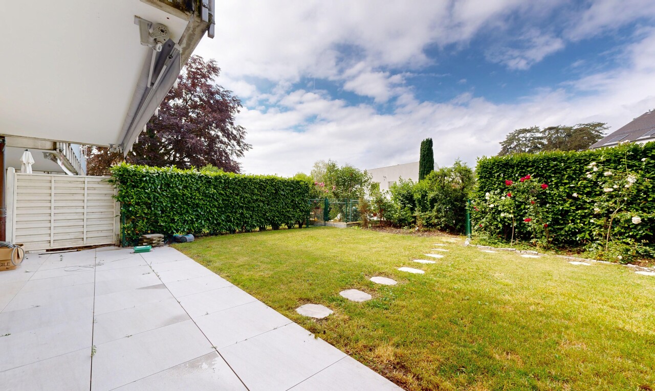 jardin avec from property, pelouse, clôture, et day time