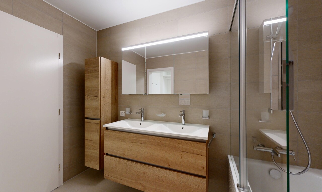 salle de bains avec inside property, double vasque, salle de bain complète, miroir, et douche-bain combinés