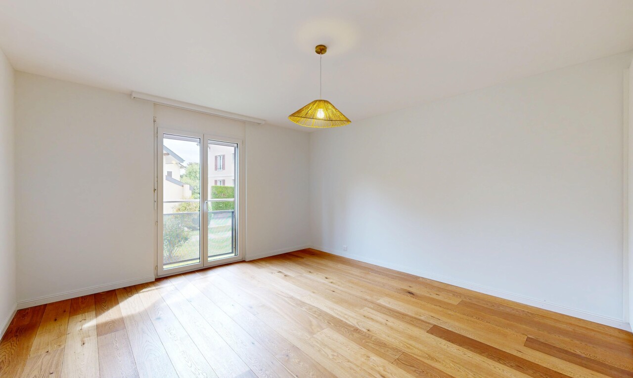pièce vide avec sol en finition bois, wood finish floor, inside property, cloison sèche, et drywall