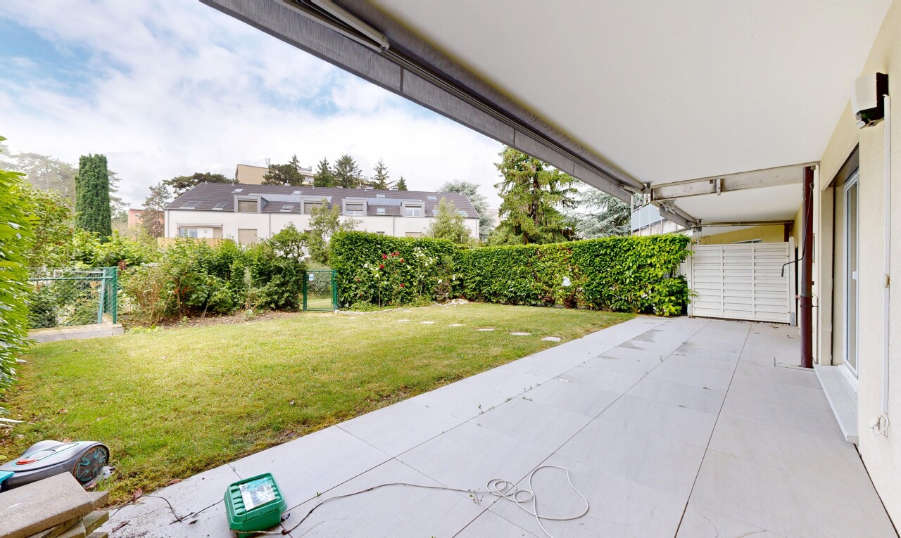 terrasse avec from property, clôture, terrasse, pelouse, et day time