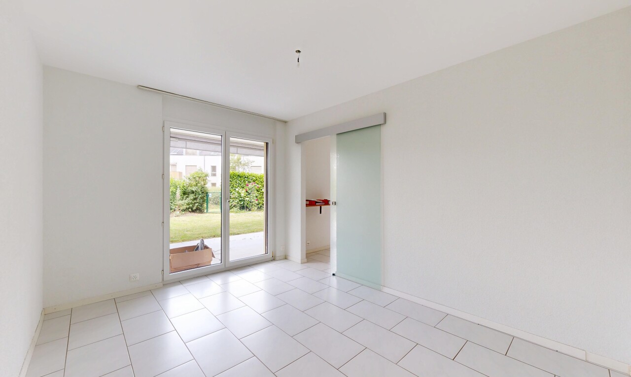 pièce vide avec lumière naturelle, natural light, cloison sèche, drywall, et light floor
