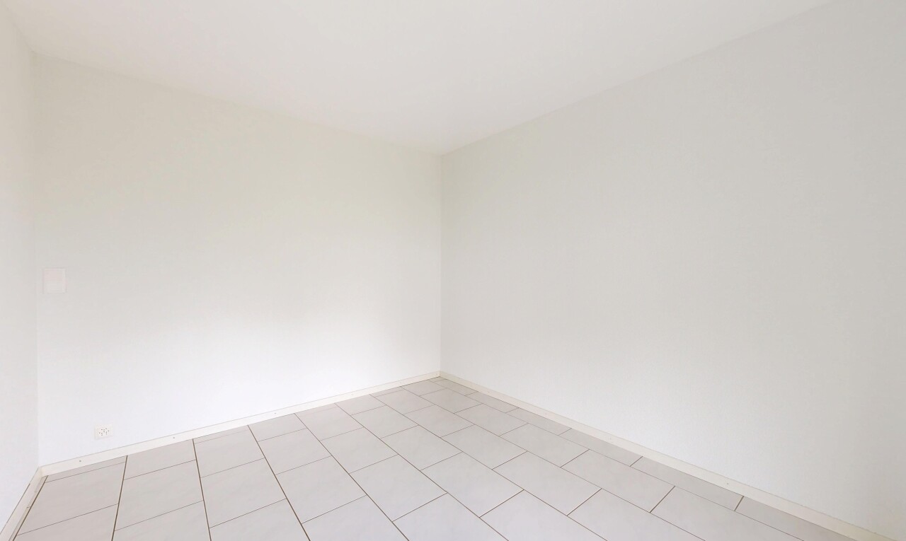 pièce vide avec cloison sèche, drywall, light floor, inside property, et plinthes murales