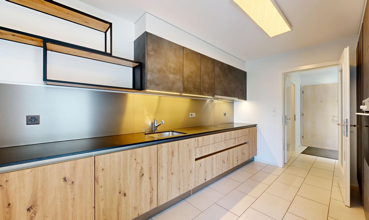cuisine avec cloison sèche, drywall, inside property, light floor, et armoires à panneau plat