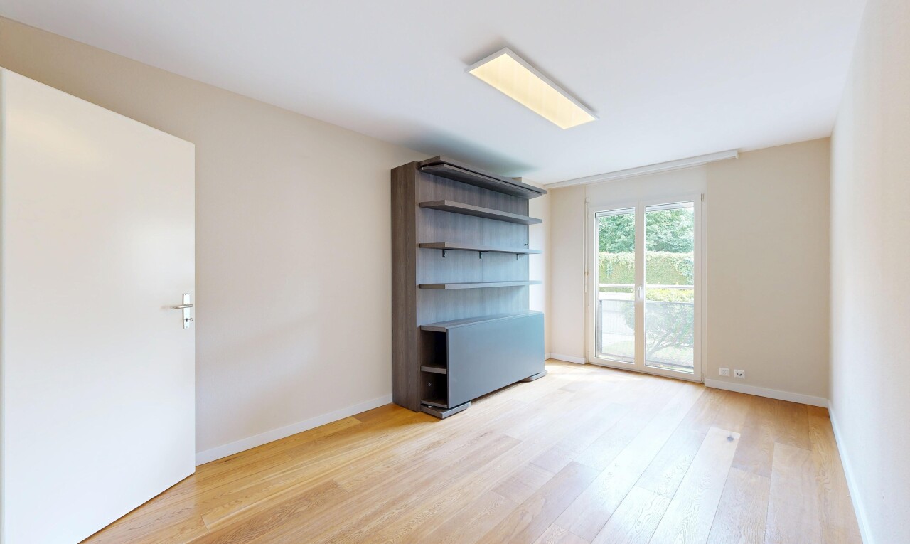 pièce vide avec inside property, wood finish floor, sol en finition bois, drywall, et cloison sèche