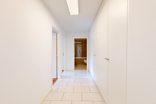 couloir avec light floor, tile floor, sol en carrelage, puits de lumière, et inside property