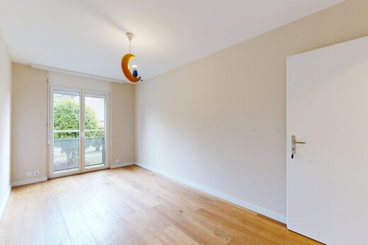 pièce vide avec inside property, drywall, cloison sèche, natural light, et lumière naturelle