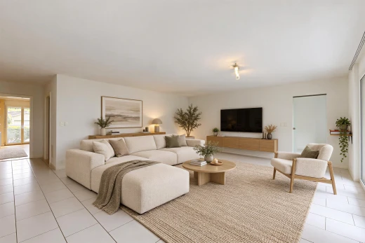 pièce vide avec inside property, light floor, natural light, lumière naturelle, et drywall