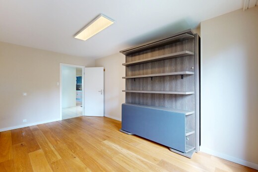 pièce vide avec light floor, inside property, wood finish floor, sol en finition bois, et drywall