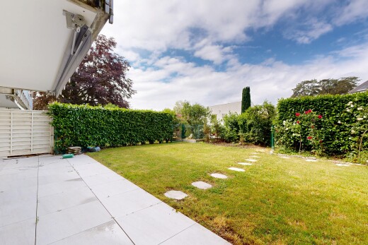jardin avec from property, pelouse, clôture, et day time