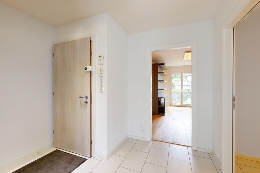 couloir avec drywall, cloison sèche, inside property, natural light, et lumière naturelle