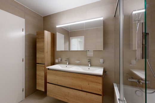 salle de bains avec inside property, double vasque, salle de bain complète, miroir, et douche-bain combinés